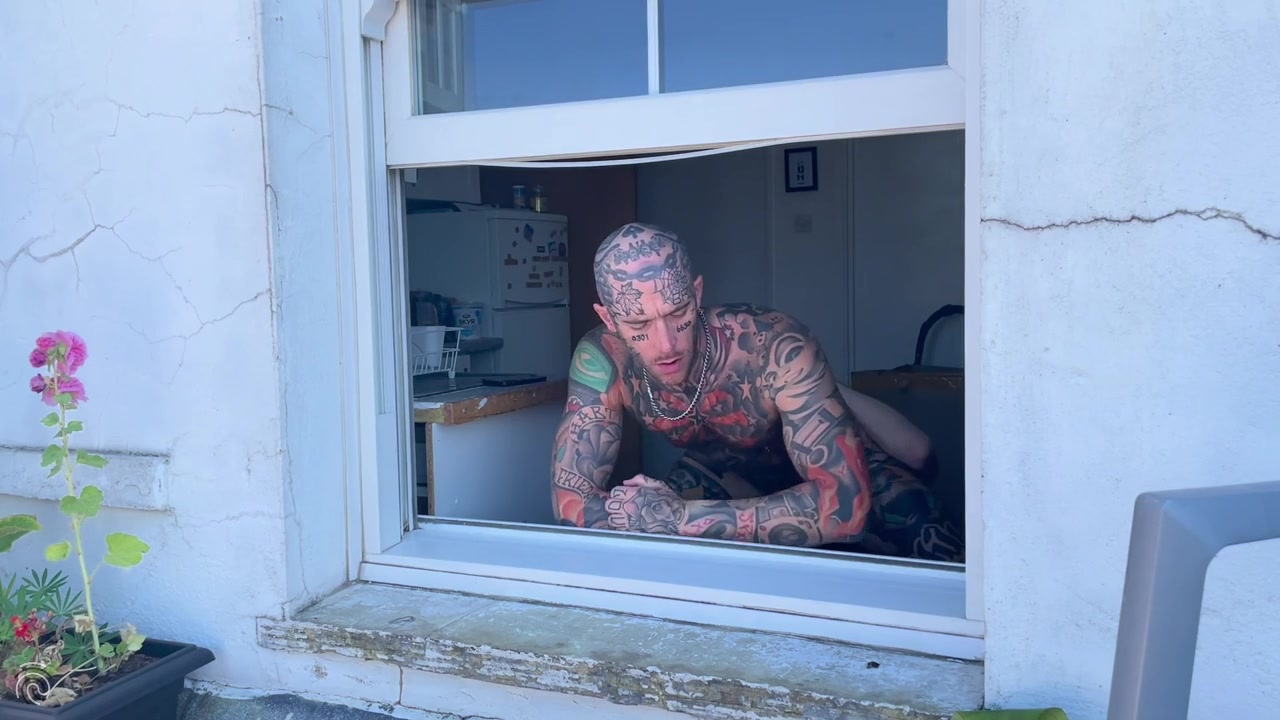 Hoping the neighbours get distracted by my mates tattoos while i eat his hole _2