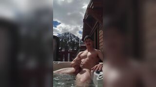 Hungskater outside in a hot tub