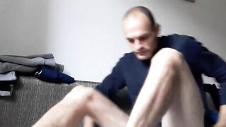 Showing ass, hole, feet and flexing legs muscle KyleBern