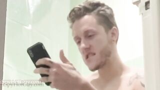 catches White Boy Cumming on Toilet Carter Bennett - BussyHunter.com