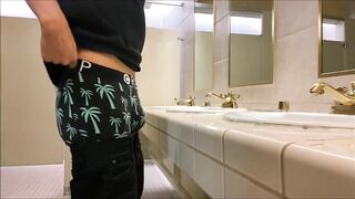 Public Restroom Sag - SexySaggerYo sexysaggeryo - BussyHunter.com