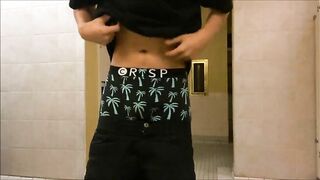 Public Restroom Sag - SexySaggerYo sexysaggeryo - BussyHunter.com