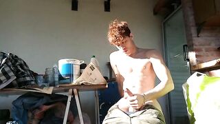 Latino Bonito y De Cuerpo Sexy Se Masturba En Su Jardin Cerca De Sus Vecinos Y Tira Mucho Semen kissmydick - BussyHunter.com