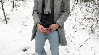 EXHIBITIONIST GUY JERKS OFF HIS HARD DICK IN a SNOWY FOREST Joey Cumboy - BussyHunter.com