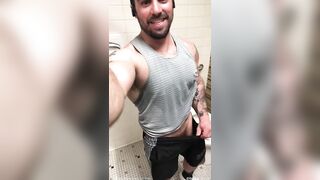 Jordan works out at gym and jerks off over his gym clothes JordanxBrandt - BussyHunter.com