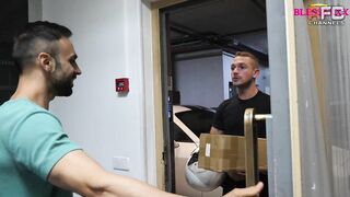 The delivery man puts me the whole package - BussyHunter.com (Gay Porn Videos)