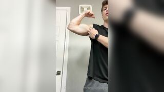 Showing off my muscles while degrading you smokinonjay - Gay Fans BussyHunter.com