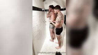 Garett Nolan and Trent Williams fool around in the shower - Gay Fans BussyHunter.com